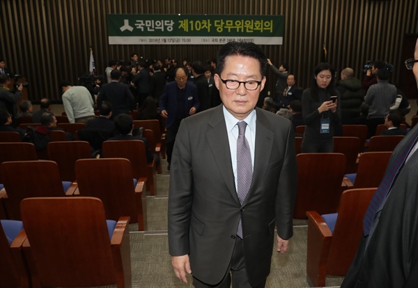 국민의당 박지원 전 대표가 지난 12일 오전 국회에서 열린 당무위원회의에서 통합 반대파와 찬성파 위원간에 몸싸움이 벌어지자 회의장을 박차고 나서고 있다.