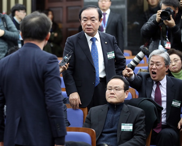 12일 오후 국회에서 열린 당무위원회의에서 바른정당과의 통합에 반대하는 유성엽 의원(맨오른쪽), 장병완 의원(가운데) 등이 언쟁을 벌이고 있다.