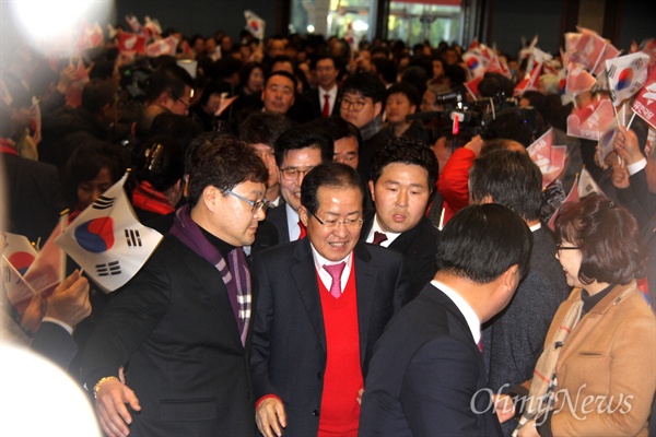 자유한국당 경남도당이 12일 오후 창원컨벤션센터에서 연 신년인사회에 홍준표 대표가 참석해 입장하고 있다.
