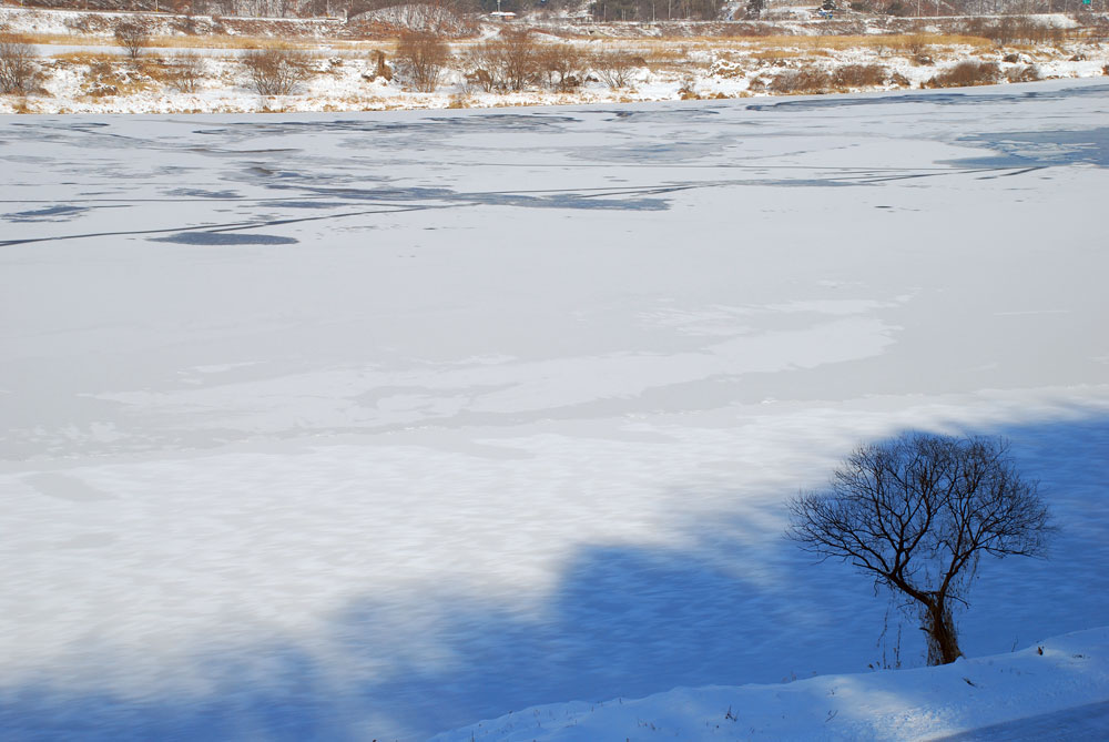  충남 공주에서 부여로 향하는 백제큰길 강물도 통째로 얼어붙었다.