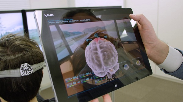 닛산이 '2018 씨이에스(CES)'서 공개한 비2브이(B2V) 기술의 토대인 뇌 영상 해독 기술을 개발하는 모습