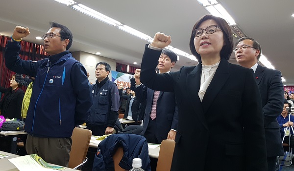 11일 이취임식에서 김명환 민주노총 위원장과 나순자 위원장이 구호를 외치고 있다.