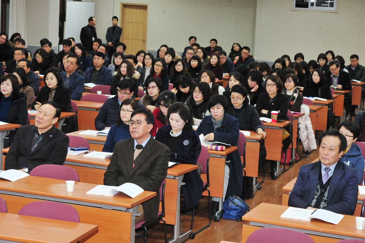  ‘IB 교육과정 연구용역 중간보고회’에 참석한 제주도 교육 관계자들.