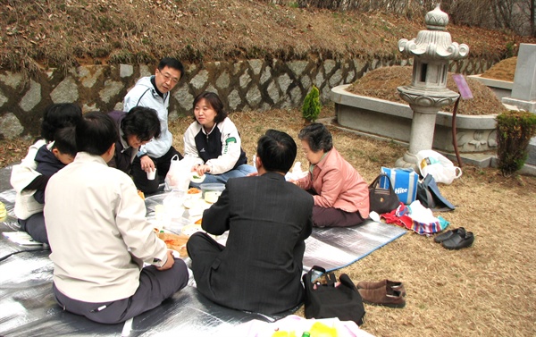 2007년 4월 1일이었다. 박종철 열사 생일을 맞아 경기도 마석 모란공원 민주열사 묘역을 방문한 가족들과 만났다.
