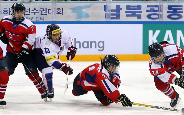 남북한이 2018 평창동계올림픽에서 사상 최초로 여자 아이스하키 단일팀을 파견하는 방안을 추진 중인 것으로 12일 확인됐다. 사진은 지난 2017년 강릉에서 열린 세계선수권 디비전Ⅱ 그룹 A 대회에서 남북한 선수들이 함께 한 모습.