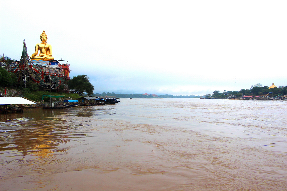 메콩강 골든 트라이앵글: 왼쪽이 태국, 오른쪽이 라오스, 가운데 메콩강 상류 쪽이 미얀마