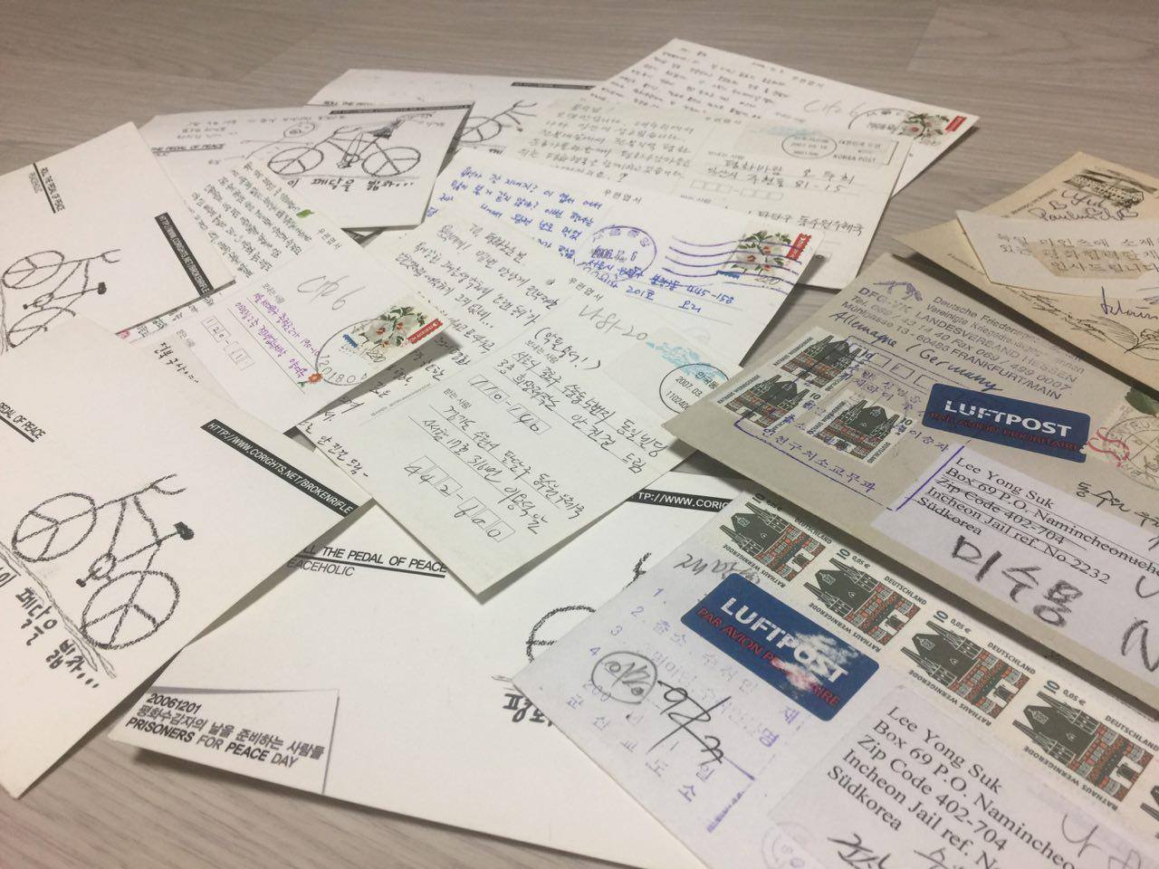 편지는 감옥 안에 있는 사람들에게 큰 힘이 된다. 날마다 편지 도착하는 시간을 기다리며, 저녁 때는 편지에 답장을 쓰며 지루한 시간을 보낼 수 있었다. 사진은 평화수감자의 날(12월 1일)에 즈음해서 받은 엽서들.