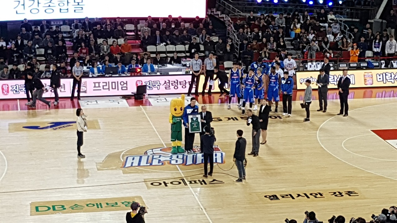  김주성의 은퇴를 기념하는 행사가 열렸고, 선수들과 팬들 모두 그를 향해 박수를 보냈다.