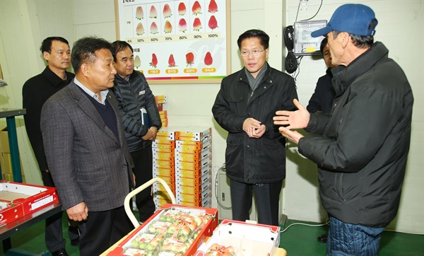 한경호 경남지사 권한대행은 14일 진주시 수곡면에 소재한 딸기 수출 농업현장을 방문했다.
