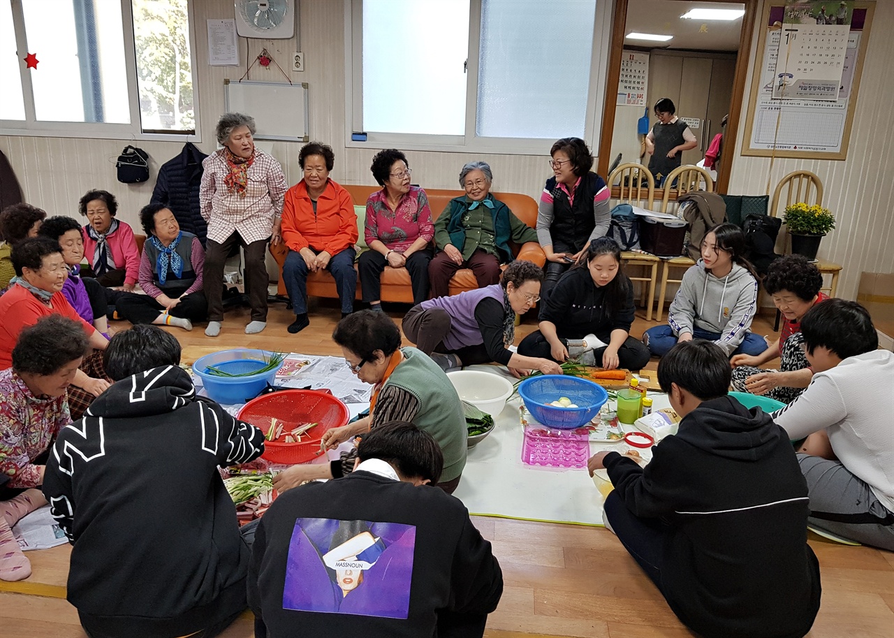 성수동 경마경로당에서 함께 음식을 만들다. 마을에서 진행하는 마을여행은 교육과 봉사가 어울어진다. 