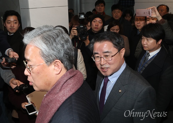 불만 토로하는 국민의당 통합반대파 국민의당 통합반대파인 유성엽, 최경환 의원이 15일 오후 서울 여의도 당사에서 열린 당무위원회에 참석하며 기자출입 통제 등 당 지도부의 폐쇄적인 운영에 불만을 토로하고 있다. 