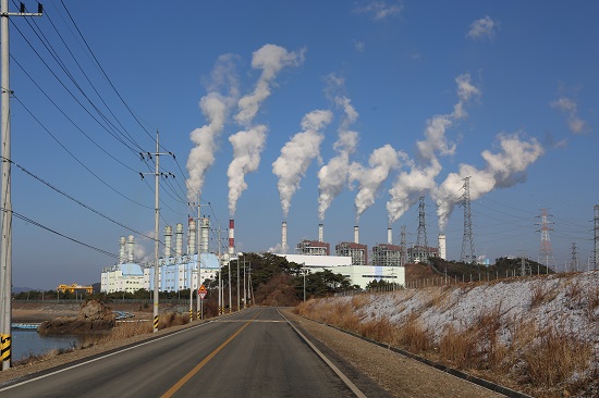   우리나라는 이미 경제협력개발기구(OECD) 회원국 중 국토면적대비 석탄발전용량이 가장 큰 나라인데도 초미세먼지 등을 뿜어내는 석탄화력발전소를 계속 짓고 있다. 충남 보령시 오천면에 있는 중부발전 보령화력발전소 전경.