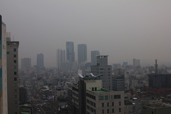   한국은 석탄 등 화석연료 때문에 온실가스 배출량이 가파르게 증가하고 있다는 이유 등으로 국제환경연구기관과 언론에 의해 ‘세계 4대 기후악당’으로 지목됐다. 미세먼지주의보가 내려진 지난해 12월 30일 뿌연 대기에 휩싸인 서울 마포구 일대 모습.