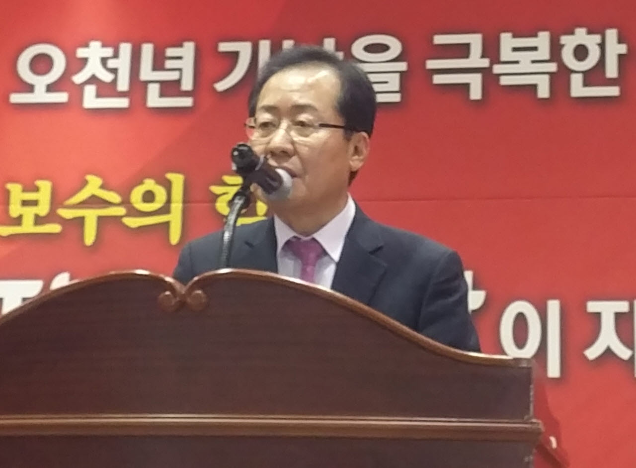 홍준표 자유한국당 대표가 15일 오후 3시 울산상공회의소에서 열린 '자유한국당 울산시당 신년인사회'에 참석해 인사말을 하고 있다 