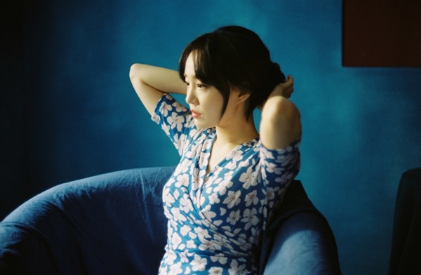 윤하 가수 윤하가 지난 15일 오전 서울 마포구 서교동의 한 카페에서 정규 5집 앨범 < RescuE >에 관한 인터뷰를 진행했다.