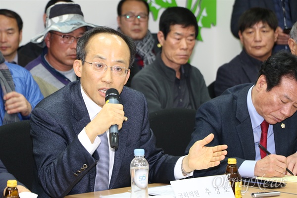 추경호 자유한국당 의원은 15일 오후 낙동강 달성보에서 주민간담회를 갖고 보 수문 개방에 따른 농업용수 부족 문제에 대한 해결을 촉구했다.