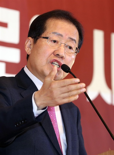 자유한국당 홍준표 대표가 16일 오전 서울 마포구 케이터틀에서 열린 서울시당 신년인사회에서 인사말을 하고 있다.
