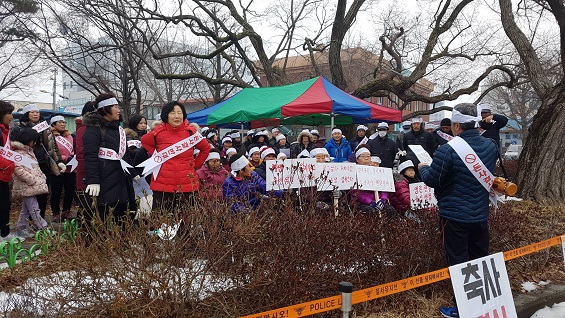  돈사 건축을 반대하는 서부면 주민 70여명이 홍성 군청앞에서 집회를 하고 있다. 