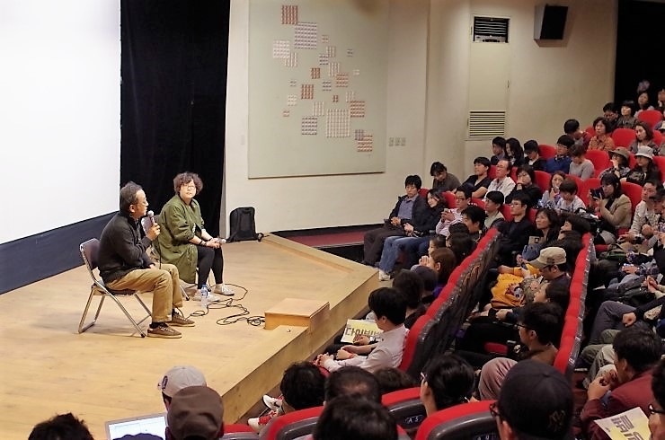  지난 2014년 세월호 다큐 <다이빙벨> 상영 후 국도예술관 정진아 프로그래머와 안혜룡 감독이 관객과의 대화를 진행하고 있다. 
