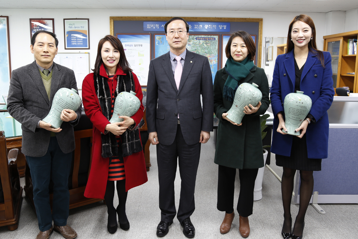 전남공무원교육원으로부터 감사패를 받은 손윤호 교수(맨왼쪽). 우수 강사 4명에 대한 감사패 전달식은 지난해 12월 18일 전남공무원교육원장실에서 있었다.