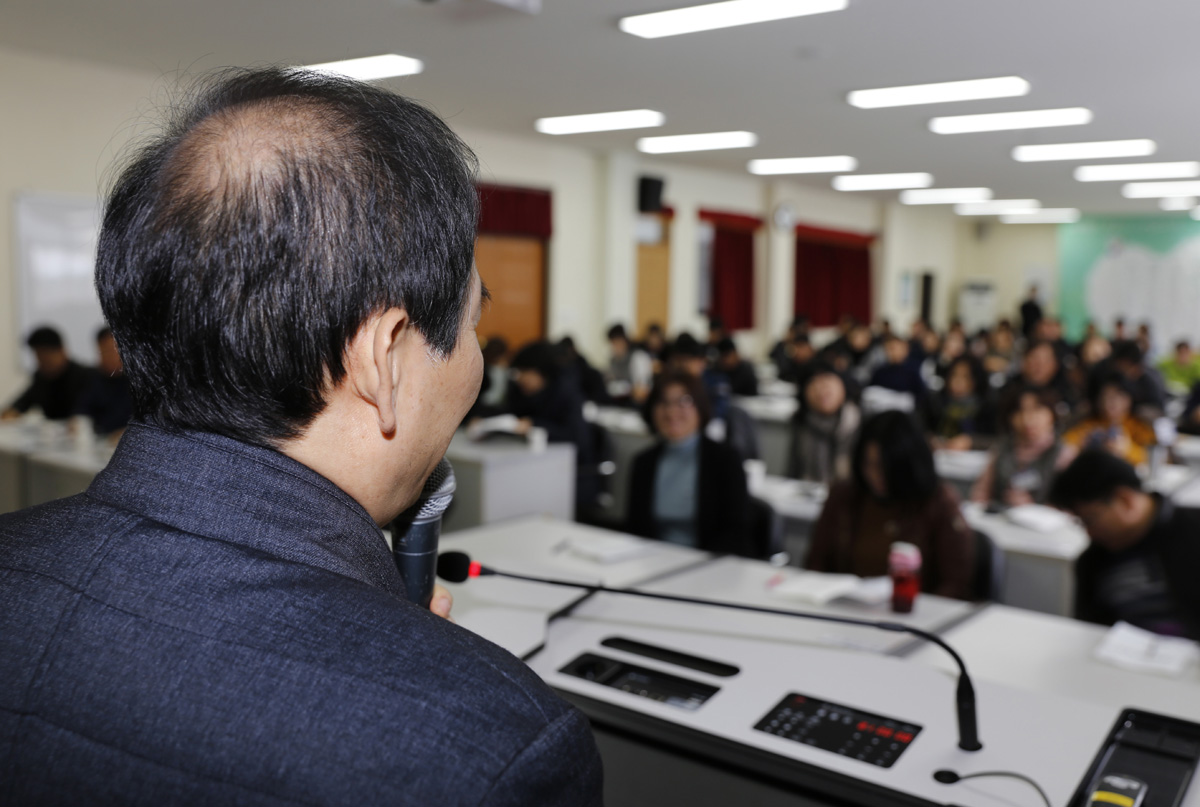 손윤호 교수의 강의 모습. 그는 강의를 시작하면서 연단을 지킬 뿐, 교육생들 사이를 오가며 이야기를 나누는 방식으로 수업을 했다.