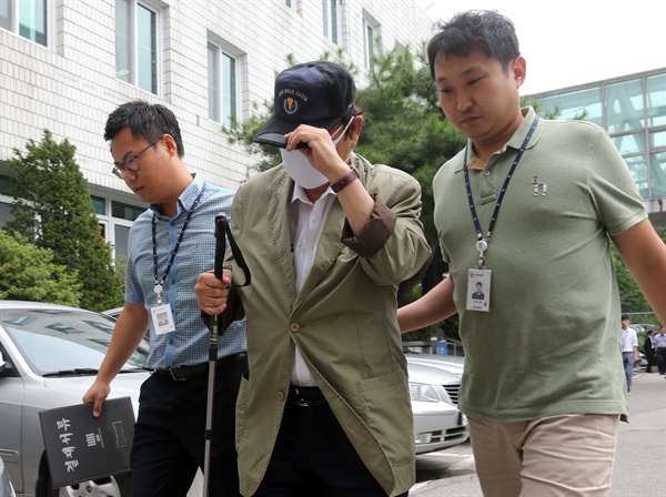 지난 2015년 8월 19일 금품수수 혐의를 받은 전직 국회의원이자 박근혜 전 대통령의 이종 사촌 형부인 윤모(77) 씨가 19일 오전 경기 의정부지법에서 영장실질심사를 마치고 이동하고 있다. 
