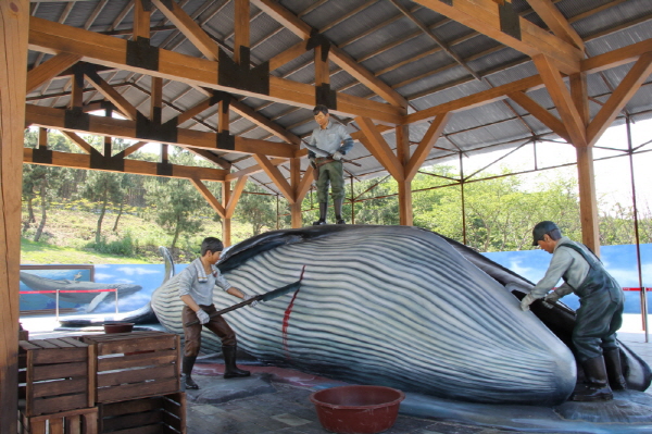 울산 남구 고래특구 장생포옛마을에 전시된 고래해체 모형. 