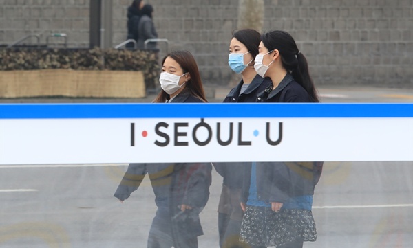 새해 들어 두 번째로 '수도권 미세먼지 비상저감조치'가 시행된 17일 오후 서울 시내 거리에서 마스크를 쓴 시민들이 발걸음을 재촉하고 있다. 2018.1.17
