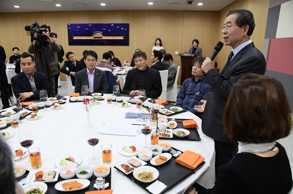 박원순 서울시장이 17일 정오 시청 출입기자 간담회에서 발언하고 있다.