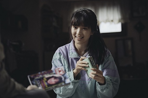  영화 < 1987 >에서 연희(김태리)는 삼촌 병용(유해진)에게 마이마이를 선물 받고 기뻐한다.
