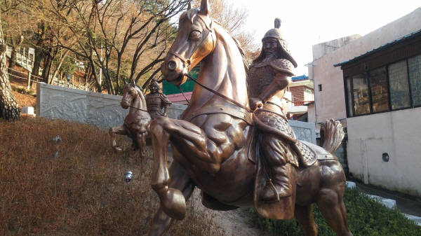 울산 중구 학성동에 있는 울산왜성(학성공원) 입구에 정유재란 당시 활약한 권율 장군과 명나라 양호 장군의 동상이 설치돼 있다.



