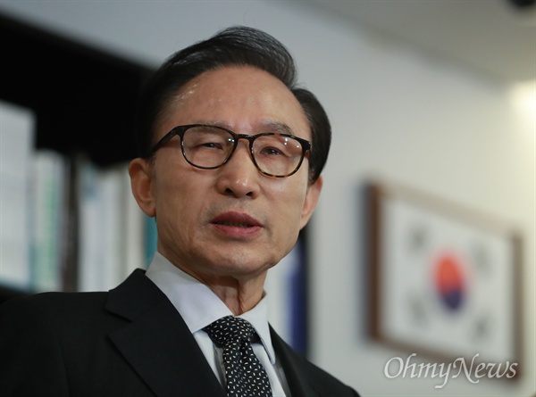 이명박 전 대통령이 17일 오후 강남구 삼성동 사무실에서 기자회견을 열어 자신과 측근들에 대한 검찰 수사에 대해 반박했다.