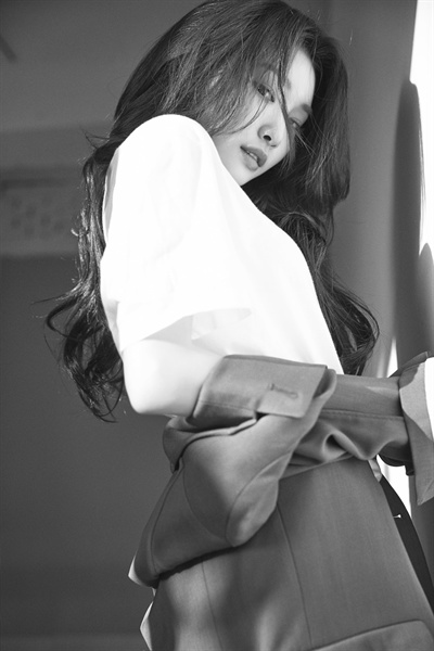청하 가수 청하가 17일 오후 2집 미니앨범 < Offset > 발매를 기념해 서울 중구의 한 공연장에서 쇼케이스를 열었다. 이번 앨범의 타이틀곡은 '롤러코스터'다.