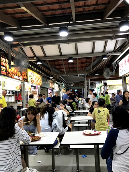 호커 센터(hawker centre) 야외 푸드코트같은 개념.도시 전역 곳곳에 있으며 여러 다양한 음식들을 합리적인 가격으로 맛 볼 수 있다.