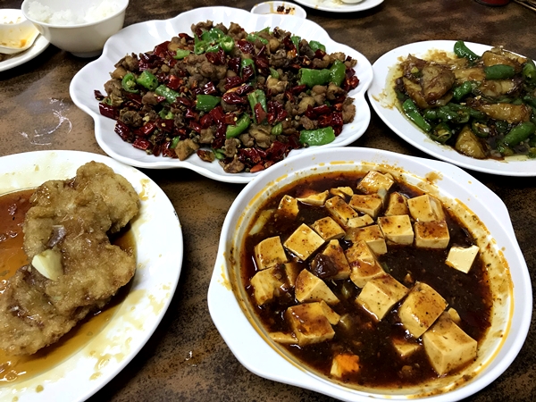 싱가포르에서 쉽게 맛볼 수 있는 중국 음식들. 꿔바로우와 마파두부,가지볶음과 사천성 스타일의 치킨요리.