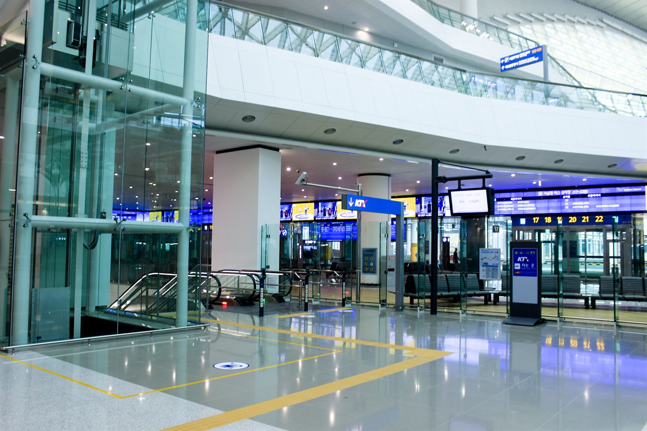인천국제공항 제2여객터미널의 교통센터. 청사와의 거리가 50여m에 불과하고, 버스 승강장과 철도역이 모두 건물 내에 있어 편리하게 이용할 수 있다.