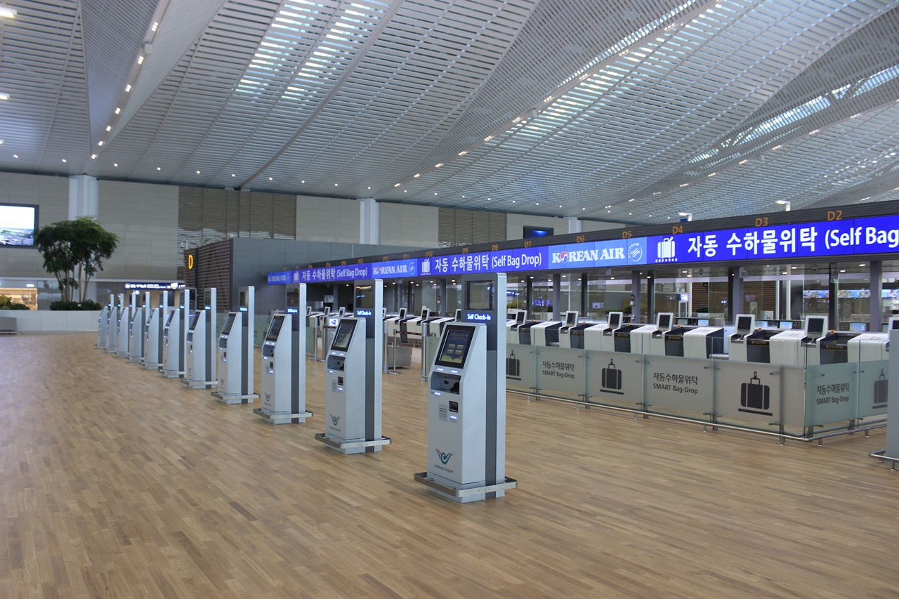 인천국제공항 제2여객터미널에는 혼자서 체크인하고, 수화물 위탁이 가능한 셀프 체크인 및 셀프 백 드롭 시설이 마련되었다.