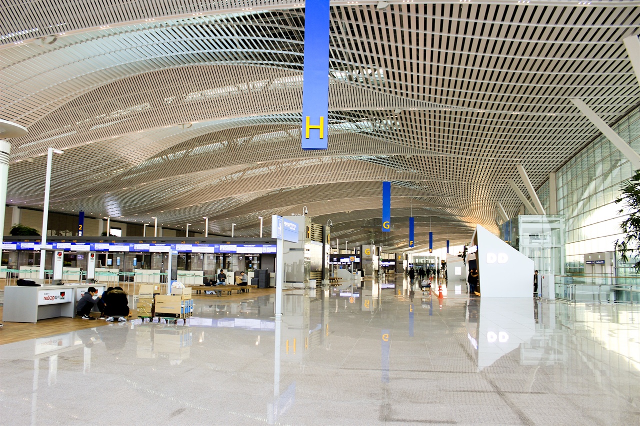인천국제공항 제2여객터미널의 전경. 제1여객터미널과는 다른 따뜻한 분위기가 공간을 가득 메운다.