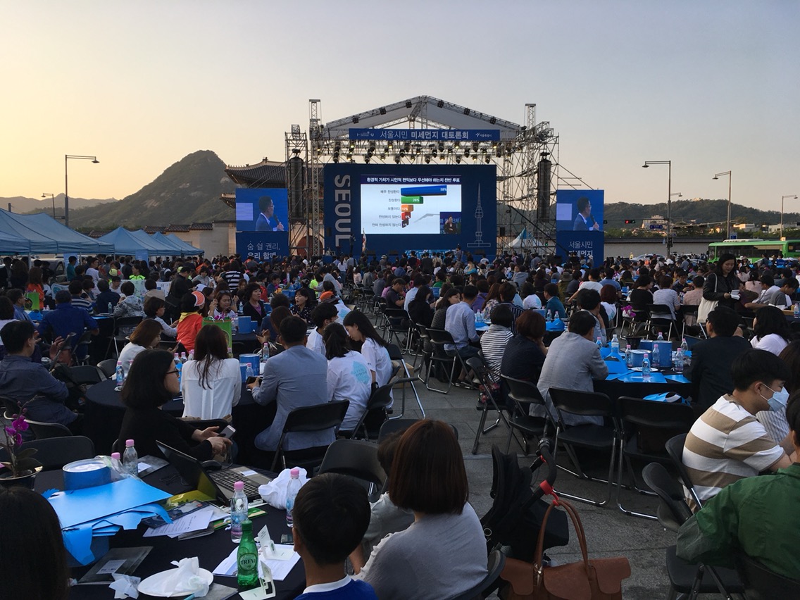 지난해 5월27일 진행된 서울시 미세먼지 시민토론회에서 서울시는 미세먼지를 재난으로 선포하고 주요한 정책으로 미세먼지가 심각한 날에는 대중교통 무료이용 등의 시민들의 참여가 필요한 정책을 추진한다고 밝힌바 있다.