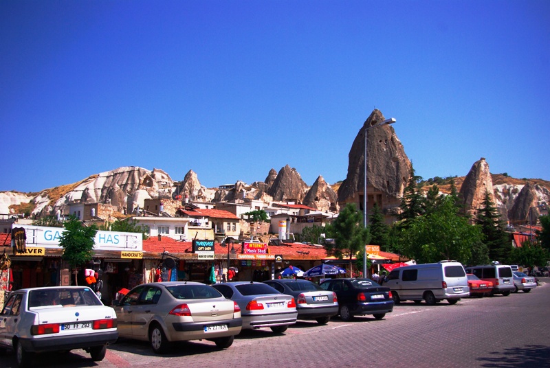 괴레메에선 기묘한 형상의 바위 속을 뚫어 만든 수도원과 집들을 볼 수 있다.