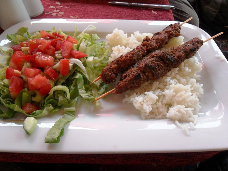 터키 사람들은 여러 종류의 고기를 구워 빵, 채소 등과 함께 먹는 걸 즐긴다.