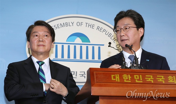 안철수 국민의당 대표와 유승민 바른정당 대표가 지난 18일 공동으로 통합선언을 했다. 안 대표와 유대표 이날 오전 국회 정론관에서 공동 기자회견을 열고 "국민의당과 바른정당은 힘을 합쳐 더 나은 세상, 희망의 미래를 열어가는 통합개혁신당(가칭)을 만들겠다"고 밝혔다. 