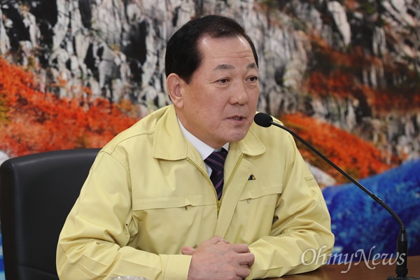 김항곤 성주군수가18일 오후 성주군청에서 기자회견을 갖고 오는 지방선거에서 3선 불출마를 선언했다.