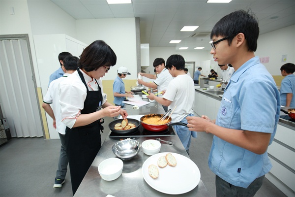 몽실학교 요리 체험에 참가한 학생들