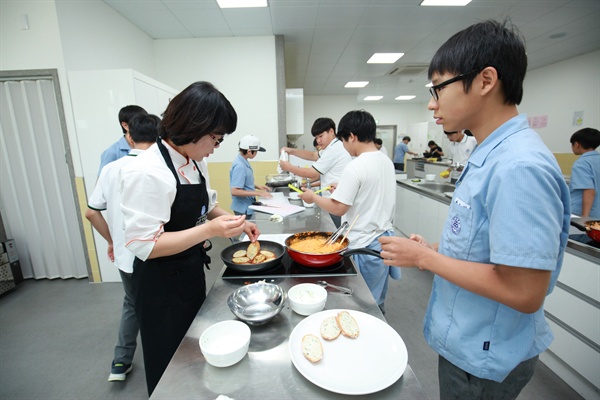  몽실학교 요리 체험에 참가한 학생들