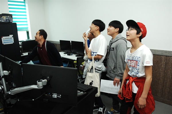 몽실학교 청소년 방송국 체험을 하는 학생들