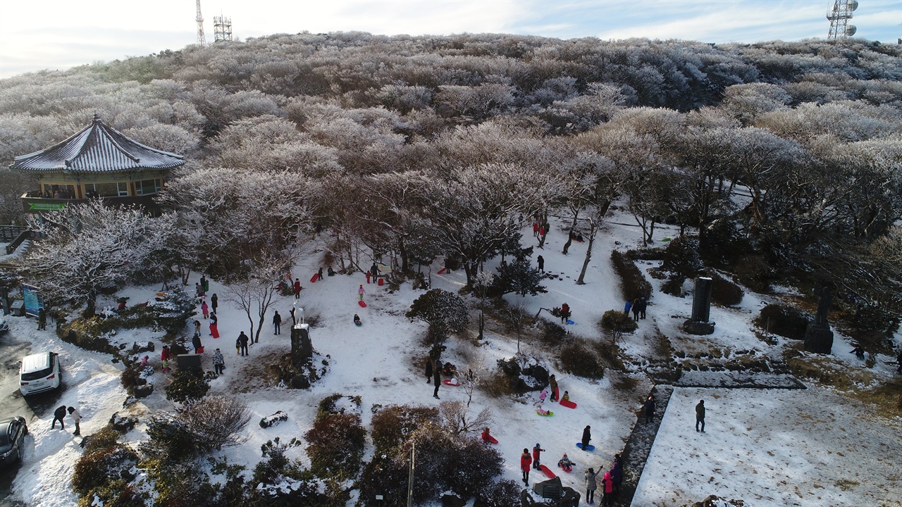 제주도 천연 눈썰매장 1100도로 휴게소 옆