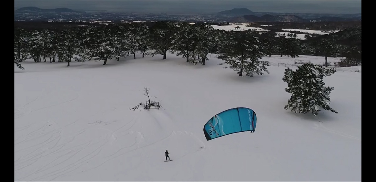 제주도 카이트스노우보딩 국내에서 보기힘든 카이트스노우보딩을 제주도에서 즐기고 있는 모습