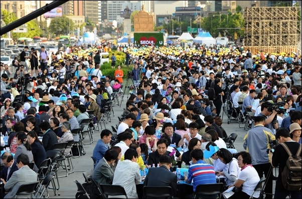 2017년 5월 27일 서울시 광화문 광장에서는 3,000명의 시민이 모여 ‘서울시민 미세먼지 대토론회’가 열렸다