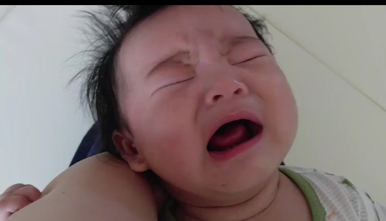 아기의 대표적인 졸림신호 : 울음